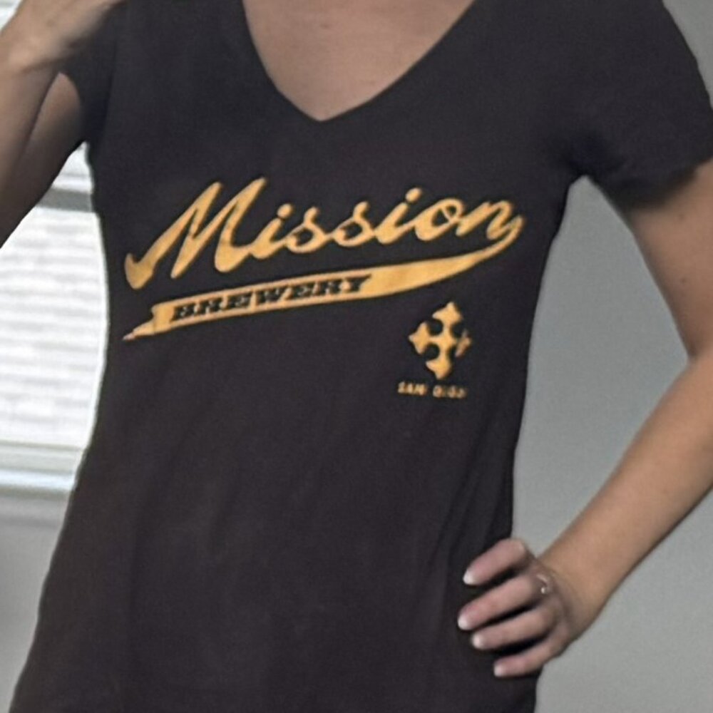 Medium Mission Brewery v-neck t-shirt